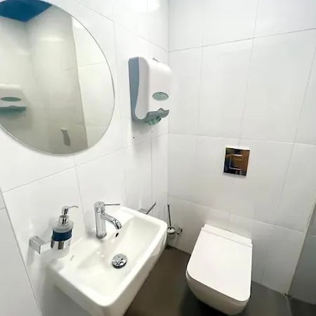 Stunning & Spacious 2bdr Apt In Center