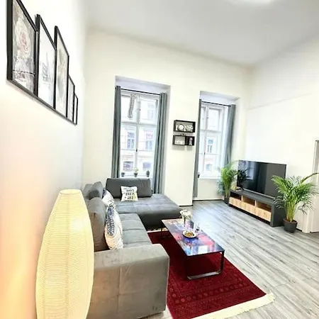 Stunning & Spacious 2bdr Apt In Center
