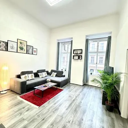 Stunning & Spacious 2bdr Apt In Center شقة